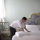 Broderie, țesere jacquard sau imprimare: cele trei moduri prin care logoul unui hotel ajunge pe textile