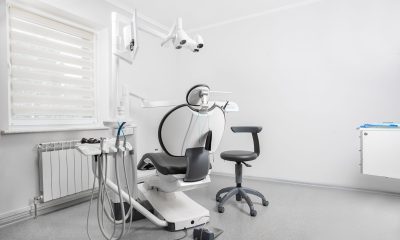 Eroziunea dentară acidă: cum îți subțiază smalțul cafeaua, sucul de citrice și oțetul din salată
